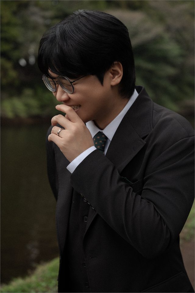 숲을 배경으로 웃고 있는 환