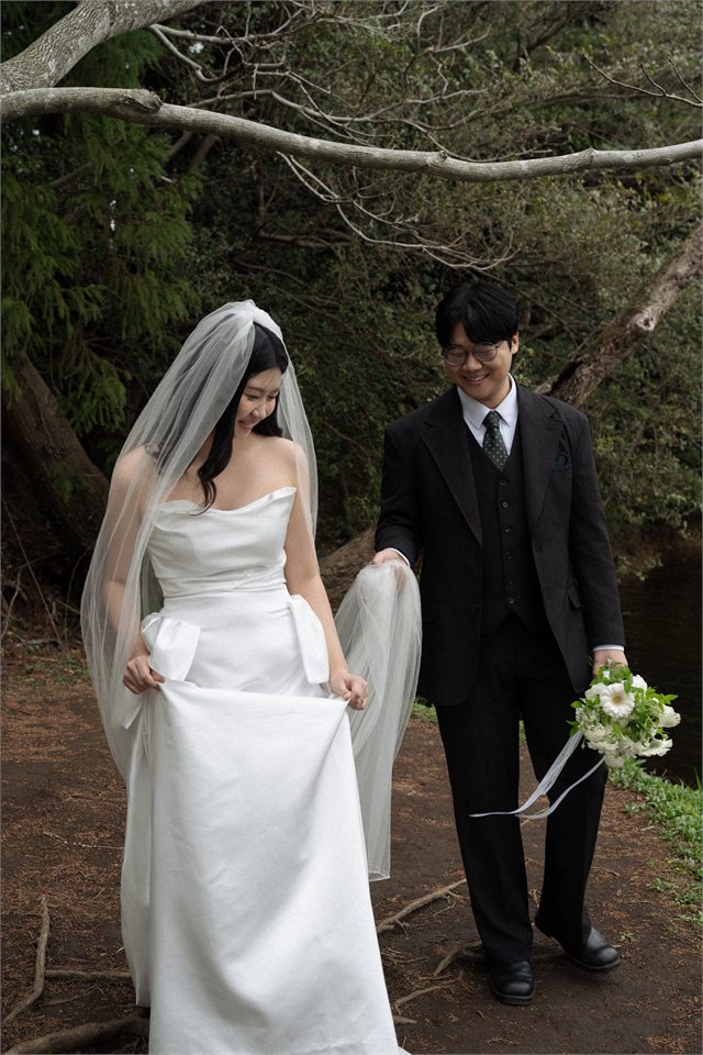 숲에서 함께 걷는 예린과 환